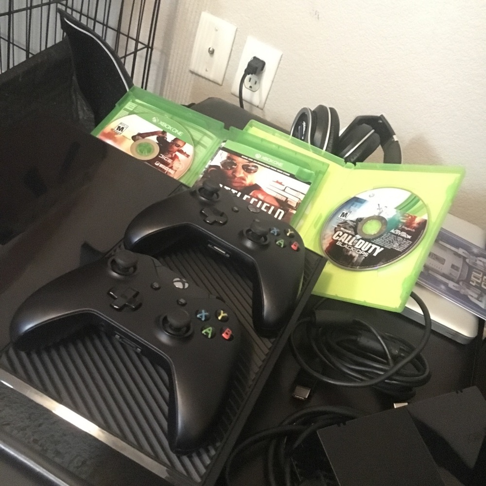 Black Xbox1 w/ 2 black Xbox1. Plus 2 games